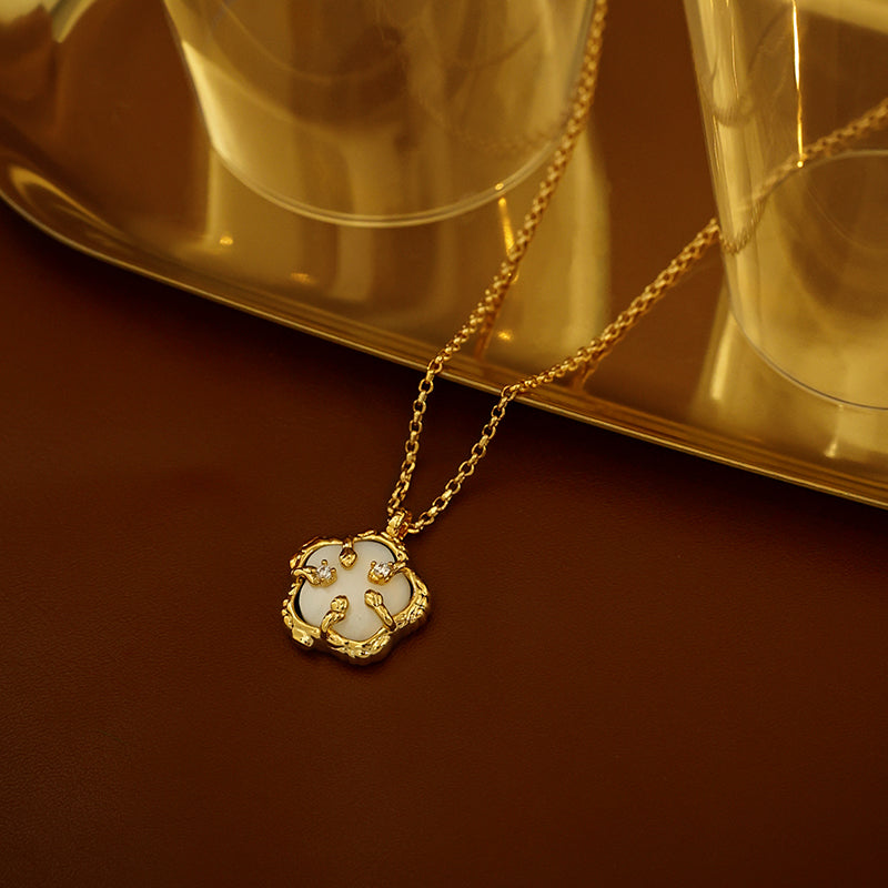 Luxurious Embellished Shell Zircon Pendant Necklace