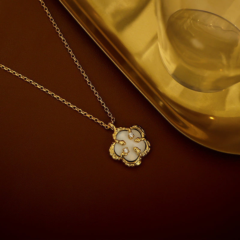 Luxurious Embellished Shell Zircon Pendant Necklace