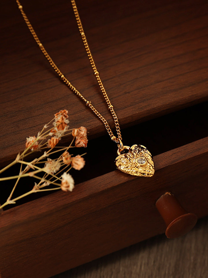 Vintage Zircon Inlaid Embossed Heart Shaped Pendant Necklace