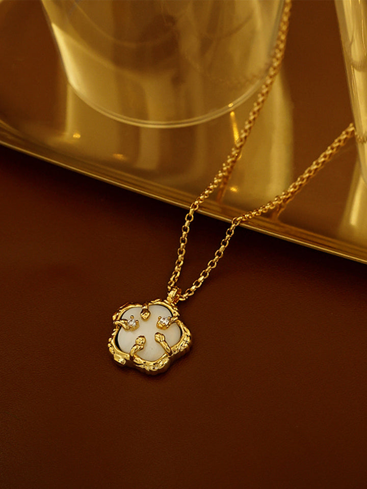 Luxurious Embellished Shell Zircon Pendant Necklace